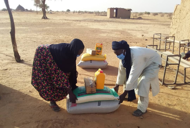 Family in Niger collecting food provided by Anti-Slavery International