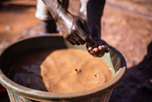 Sifting for gold at the Luhihi mine in eastern DRC. Credit Daouda Correra.